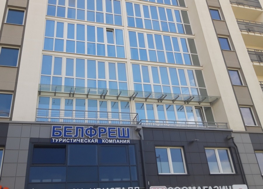 Козырьки с креплением к фасаду задания, на высоте.